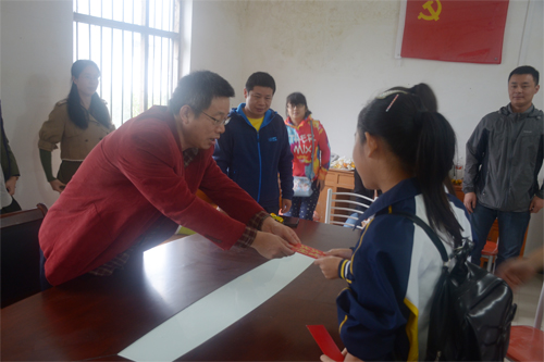 张学洪书记向两位家庭贫困的中学生发放助学慰问金
